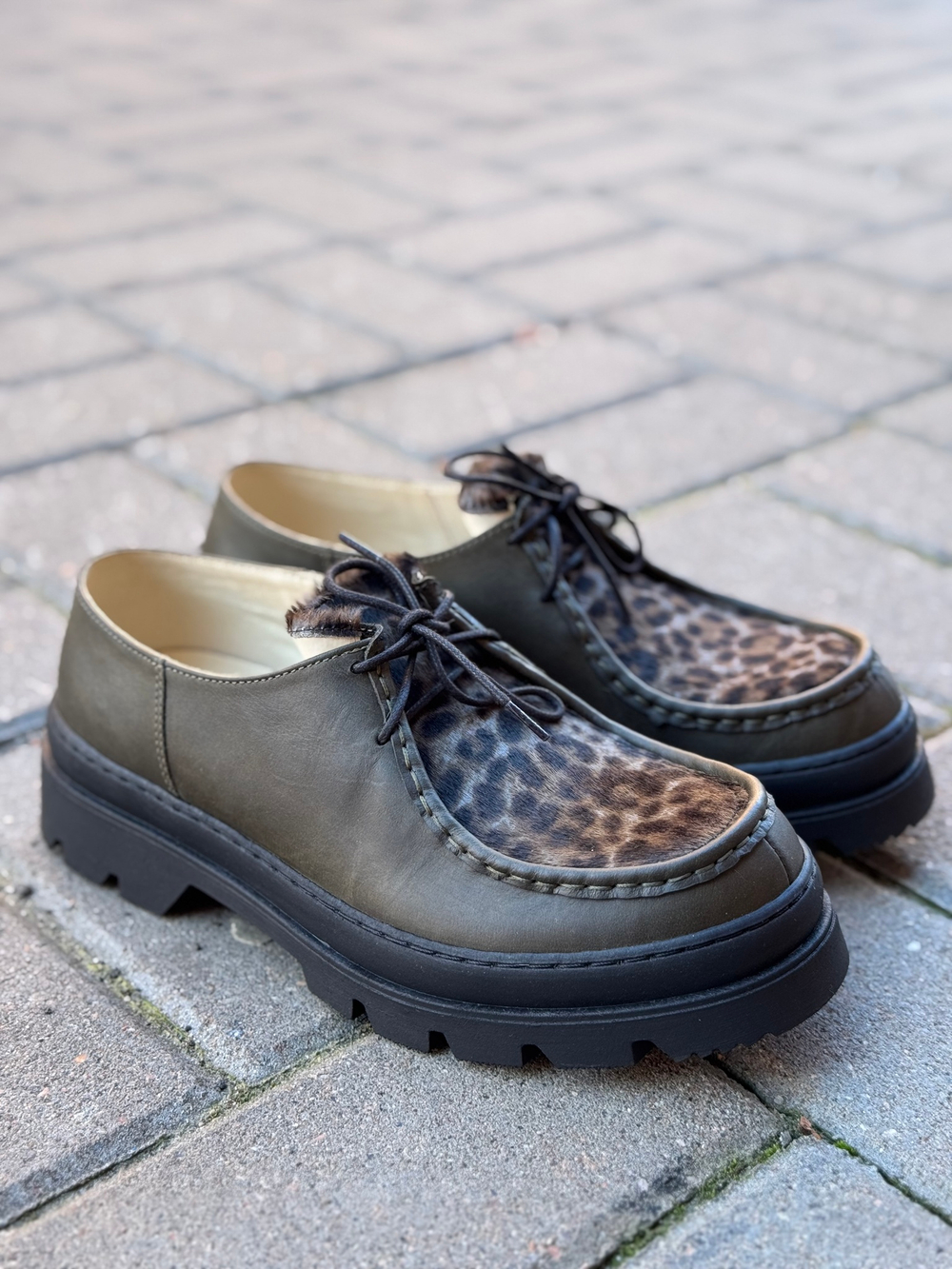 MocToe Khaki+Leo