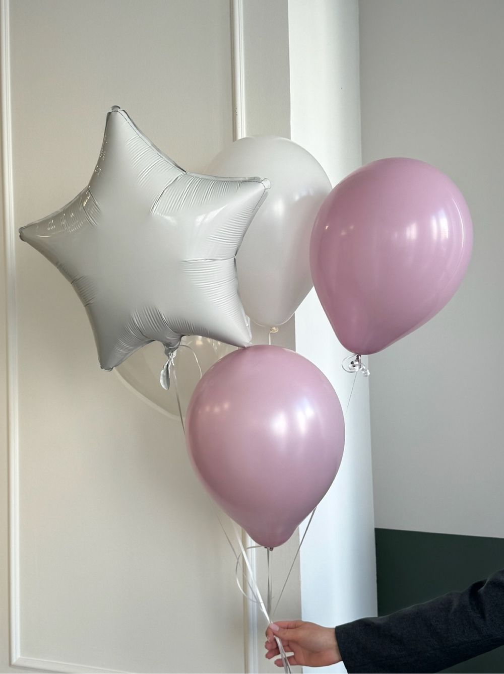 Фонтан из шаров в бело-розовых оттенках