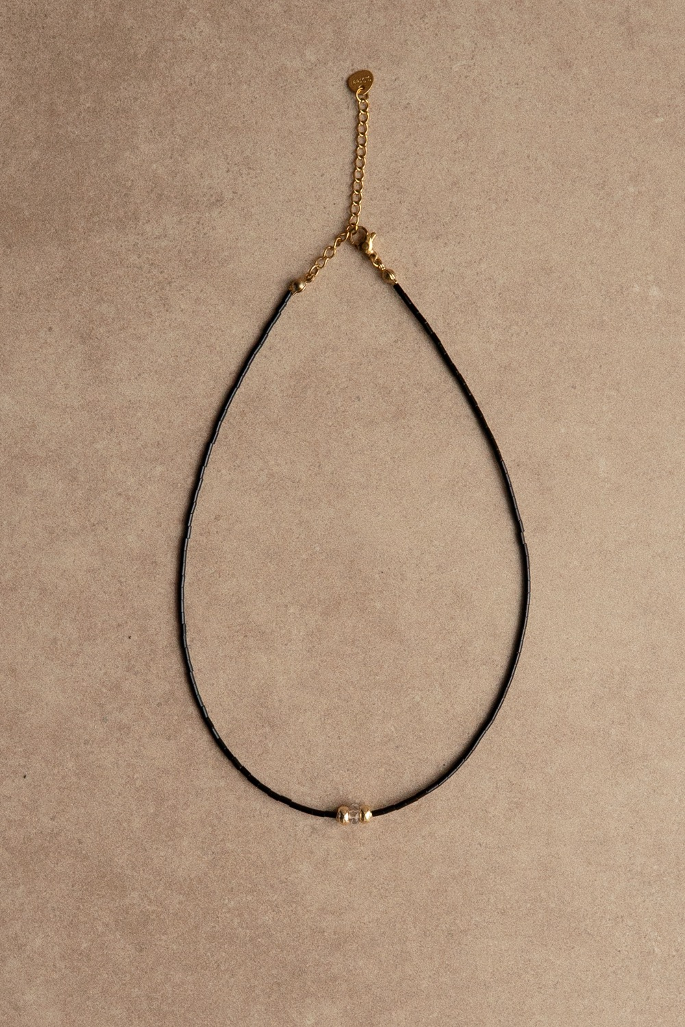 Чокер из бисера со вставкой из стекла