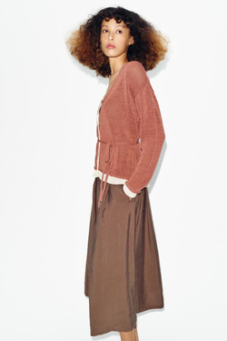 ZARA КАРДИГАН С КОНТРАСТНЫМИ ДЕТАЛЯМИ И ПОЯСОМ, МАРСАЛА