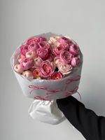 Моно букет из кустовых пионовидных роз