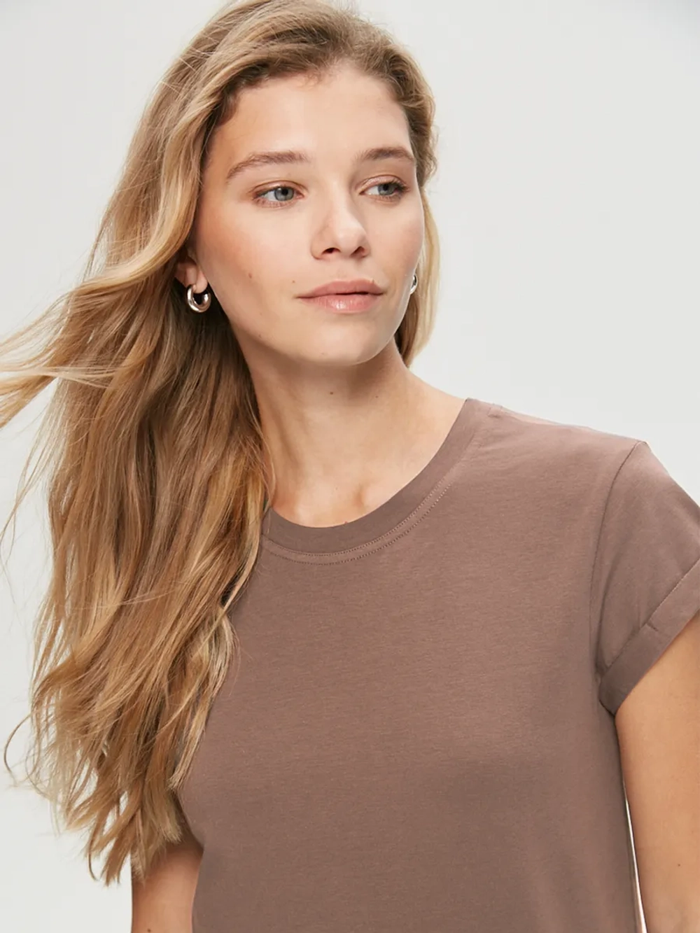 Футболка с подвернутым рукавом