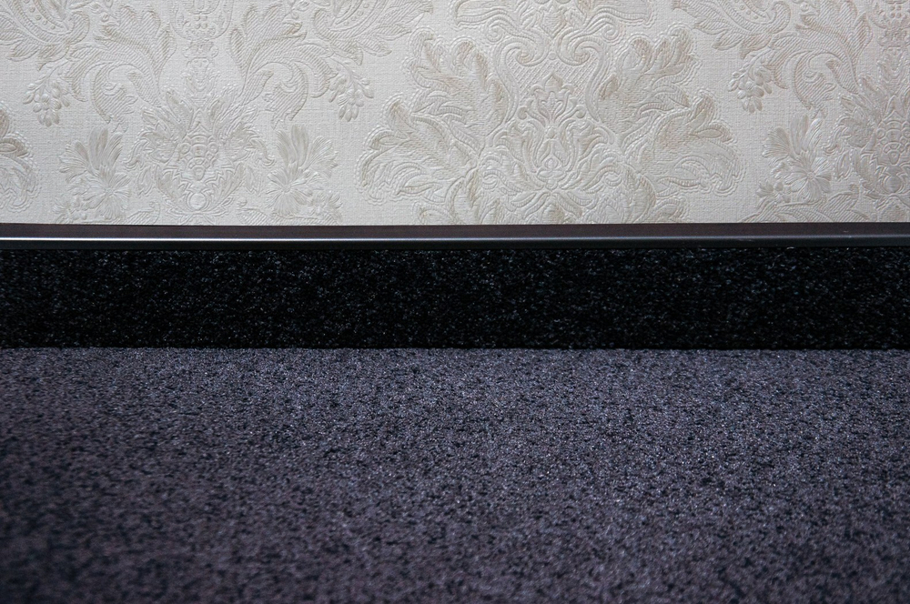 Плинтус для ковролина KORNER Listwa 109 черный 2,5м