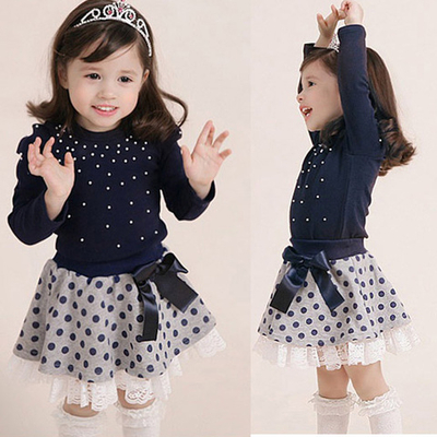 Костюм из толстовки расшитой бусинами и юбки в горох с бантом