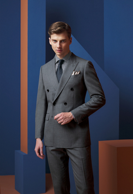 Двубортный классический серый костюм.