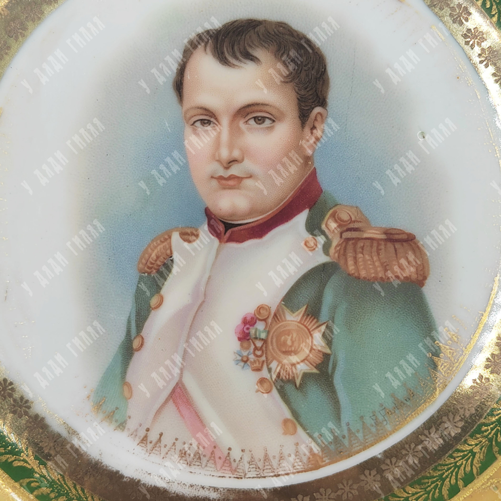 [Кузнецовский фарфор] Декоративная тарелка с портретом Наполеона. Москва, 1912 г.