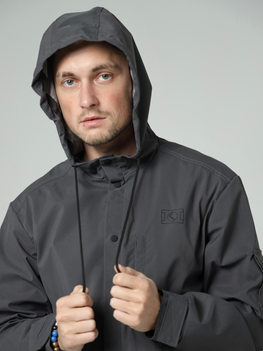 Ветровка с капюшоном серая Город Горький