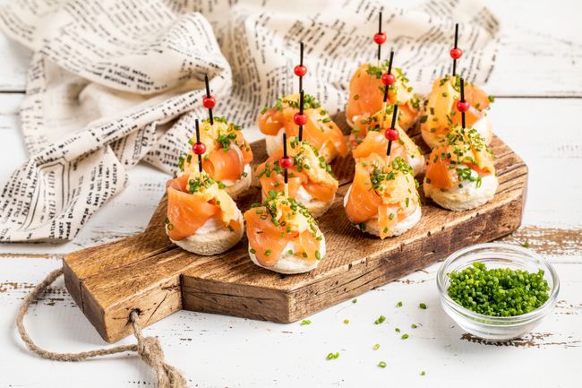 Канапе ломтик лосося с щучьей икрой, 20 шт.