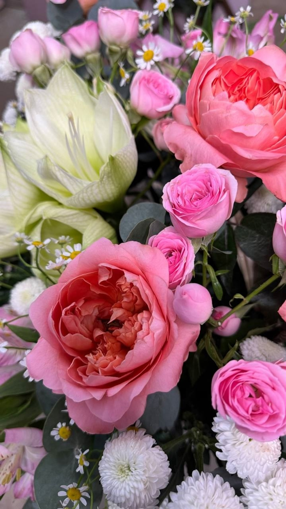 Авторская композиция в корзине с амариллисом