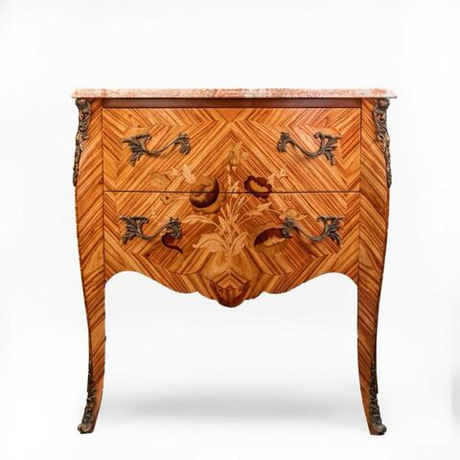 Элегантный антикварный комод