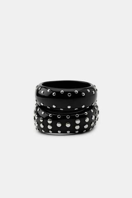 ZARA НАБОР ИЗ ДВУХ БРАСЛЕТОВ ИЗ СМОЛЫ С ЗАКЛЕПКАМИ, ЧЕРНЫЙ