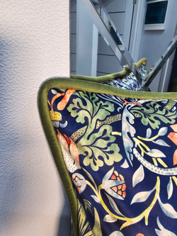 Бархатная подушка с дизайном по мотивам Уильяма Морриса