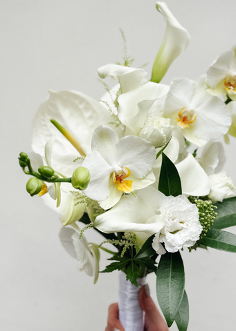 Букет невесты с орхидеей в белой гамме