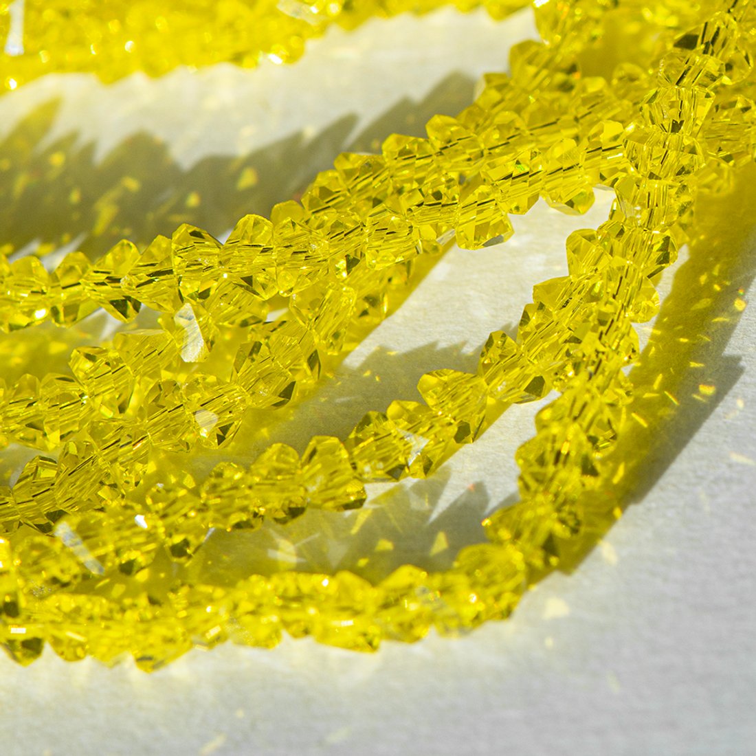 Хрустальные бусины в форме треугольника, оттенок "Желтый", 3*4мм