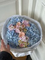 Букет сборный из гортензии, кустовых пионовидных роз, маттиолы и ромашки