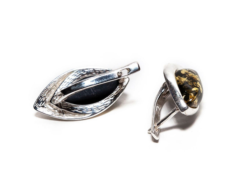 Серьги с натуральным янтарем зеленого цвета