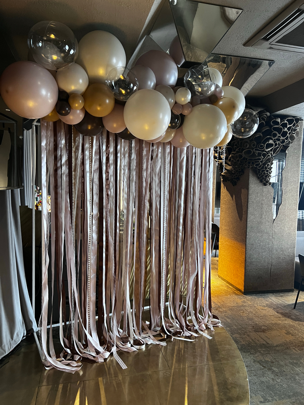 Фотозона из атласных лент, органза, бусы, жемчуг песок/латте/шоколад/пыльная Роза