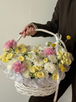 Корзина из хризантемы, кустовых роз, диантусов и краспедии