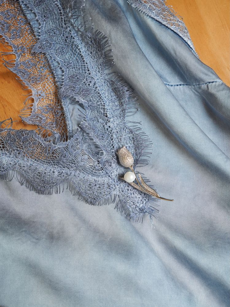 серебристый