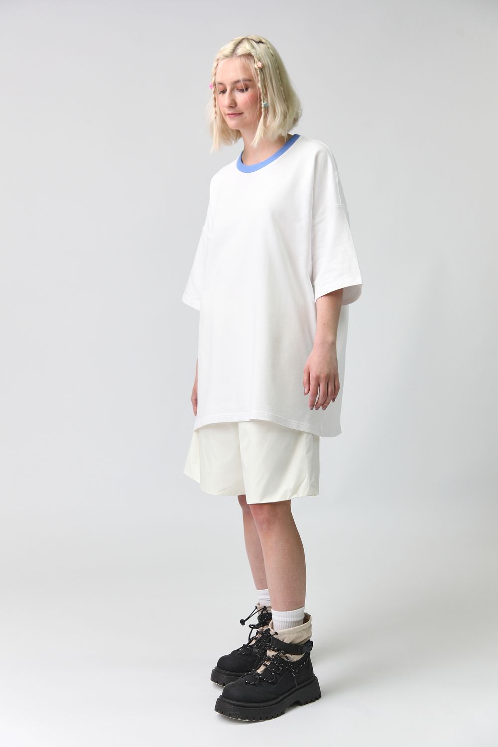 Купить Футболка Choompu оверсайз с голубым воротом белая Футболка Choompu оверсайз с голубым воротом белая