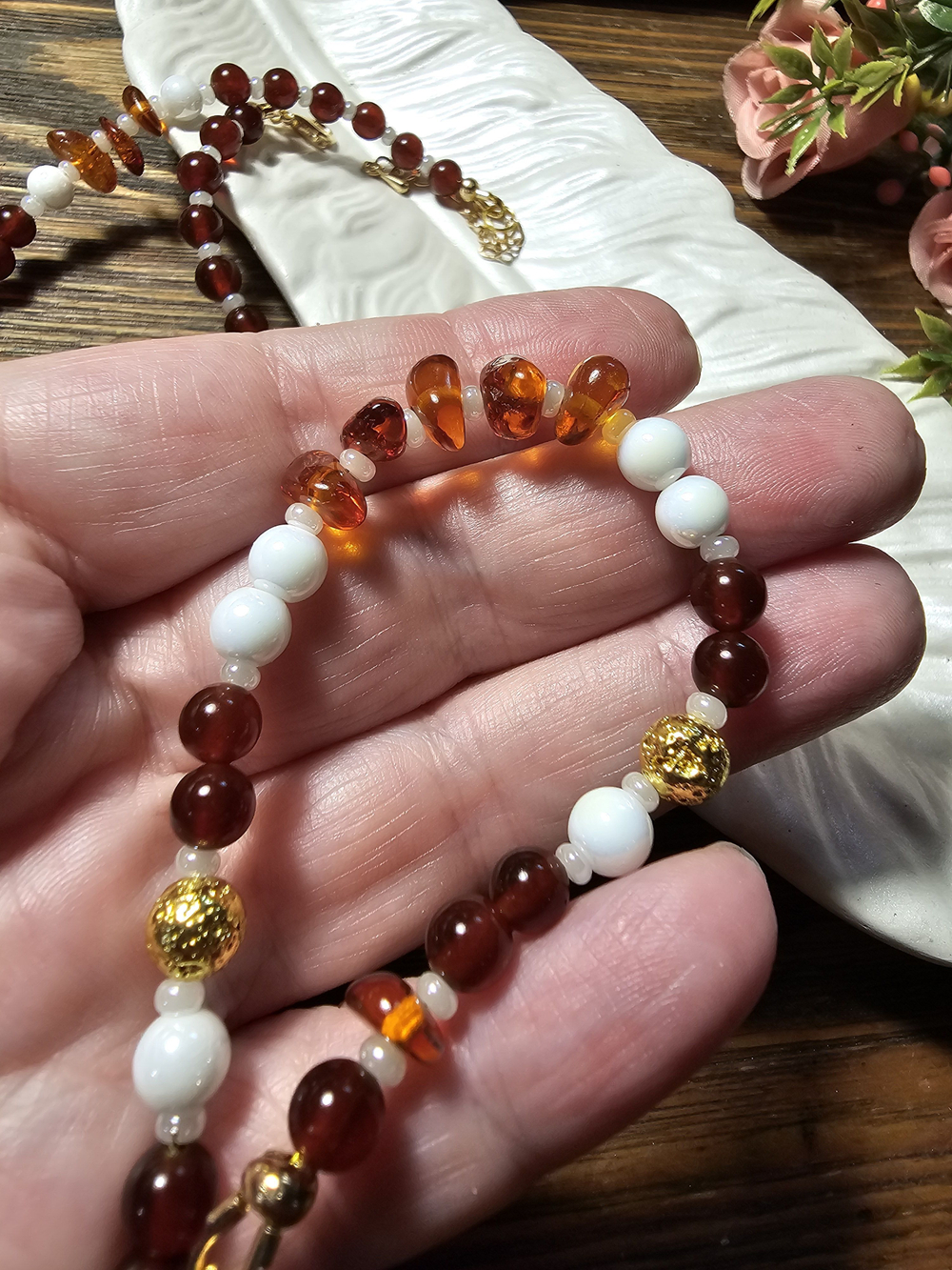 Комплект украшений авторский из натуральных камней. Колье и браслет "Контрастный". Бижутерия на шею, на руку для женщин, девушек. Летнее женское украшение