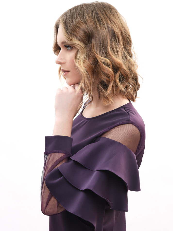 Платье с воланами на рукавах