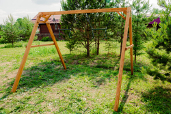 Деревянные качели с двумя трапециями