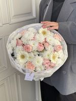 Букет из хризантемы, кустовой пионовидной розы и минигербер