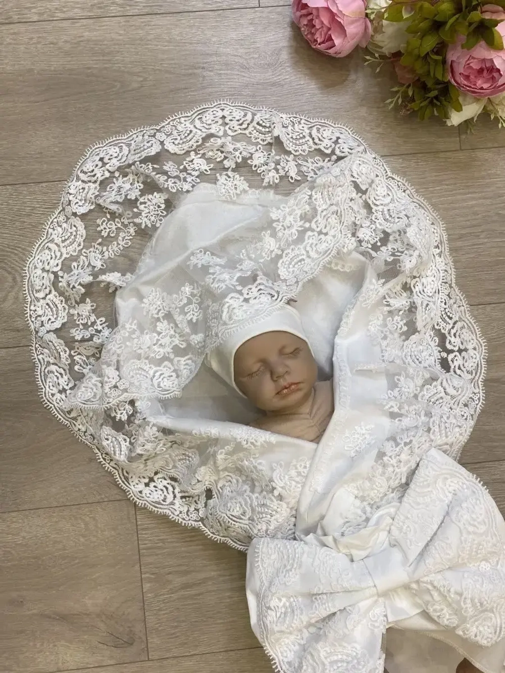 Кружевной уголок и бант на выписку