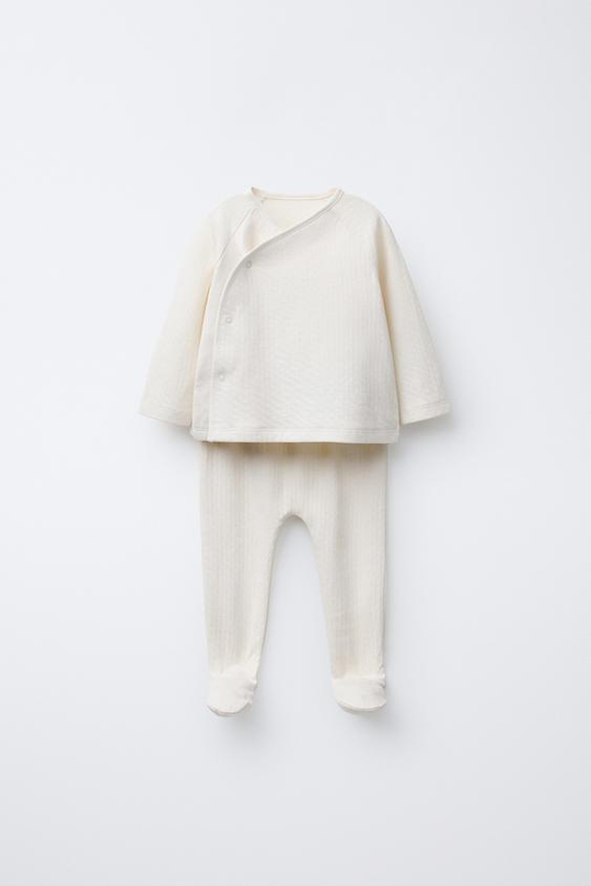 ZARA КОМПЛЕКТ ИЗ ФУТБОЛКИ И ЛЕГИНСОВ С РЕЛЬЕФНЫМ УЗОРОМ, ЭКРЮ