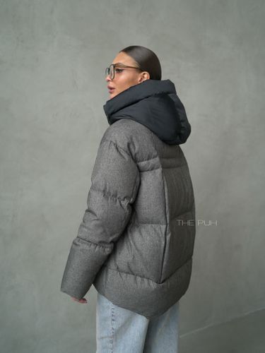 Серый пуховик с объемным воротником и капюшоном