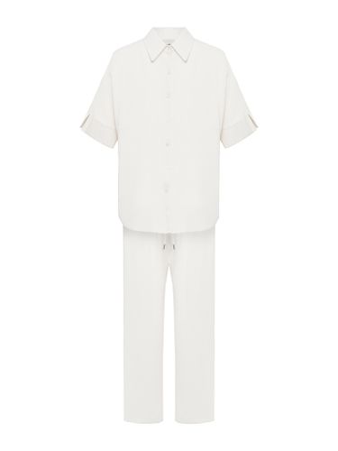 Белый летний костюм из хлопка и льна