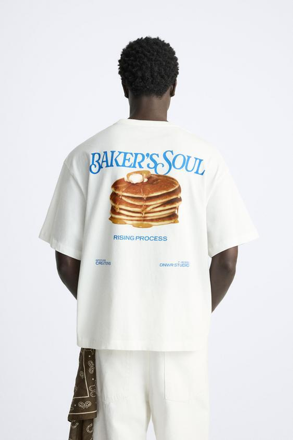 ZARA ФУТБОЛКА С КОНТРАСТНЫМ ПРИНТОМ, БЕЛЫЙ