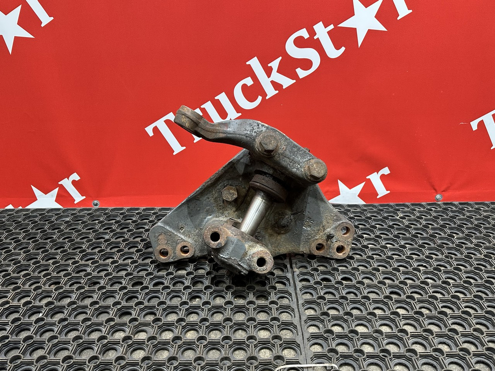 Кулак поворотный правый