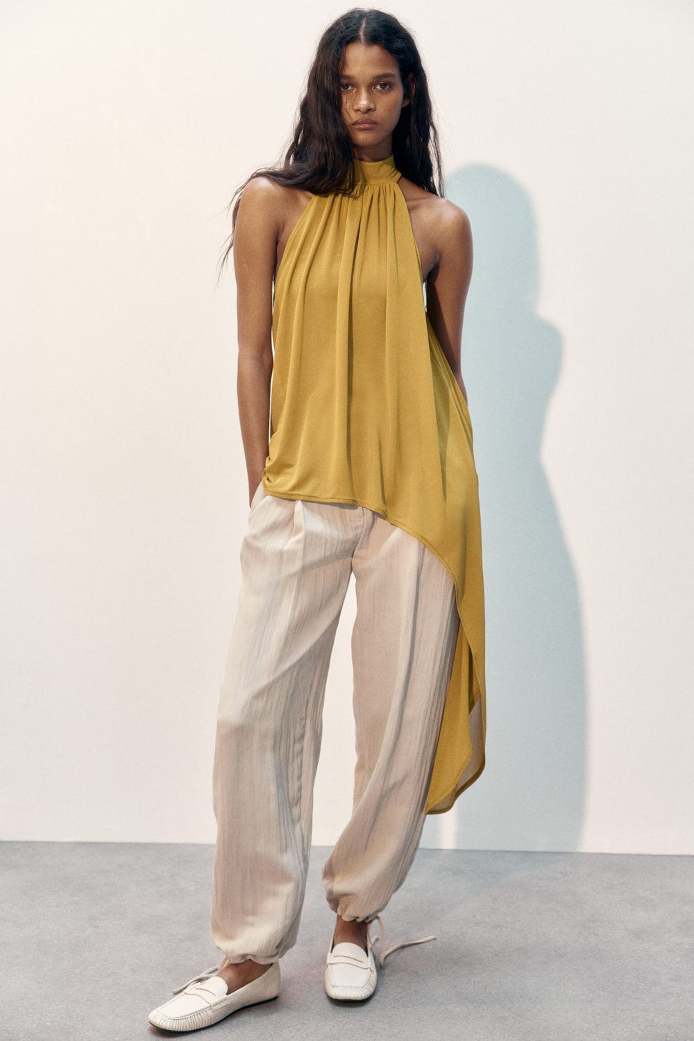 H&M Асимметричный топ с завязками на шее, горчично-желтый