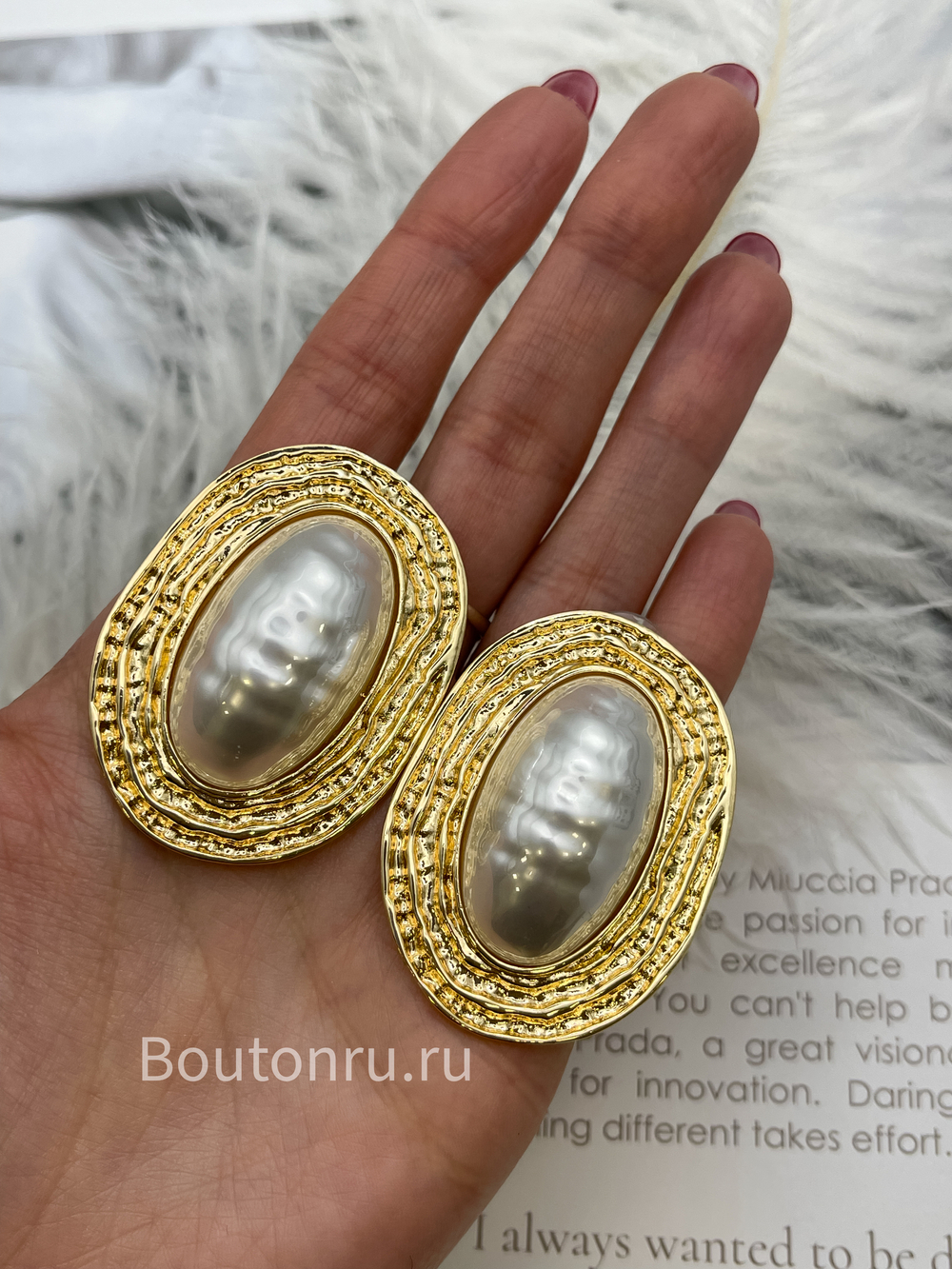 Серьги золотистые с крупным барочным жемчугом