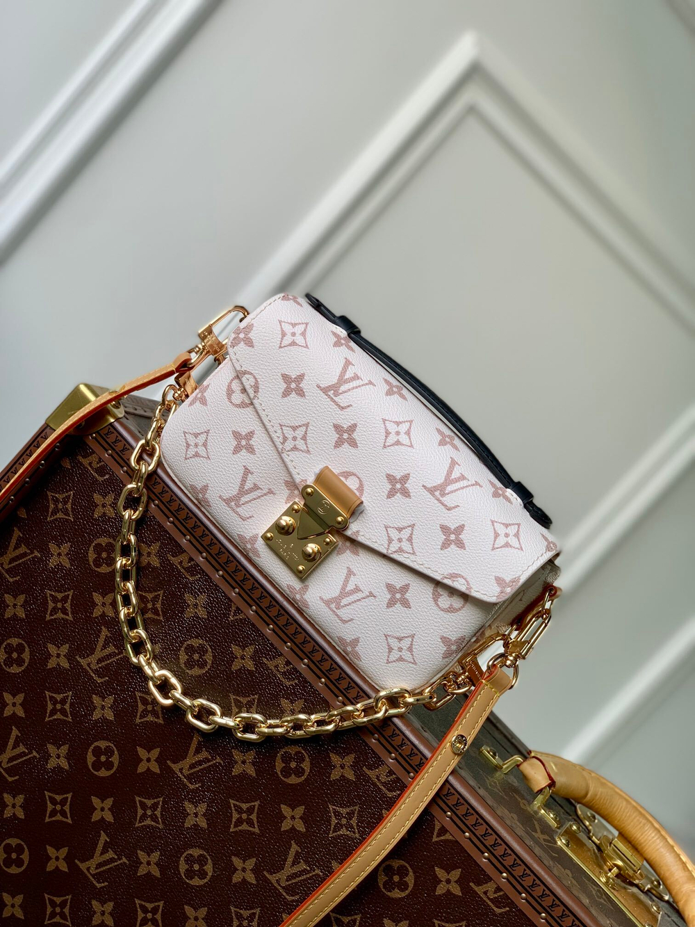 Louis Vuitton Pochette Metis East West