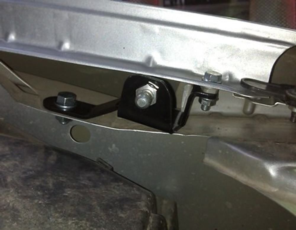 Амортизатор (упор) капота на Nissan Almera 01-09(с 2013 г.в.)Autoinnovation