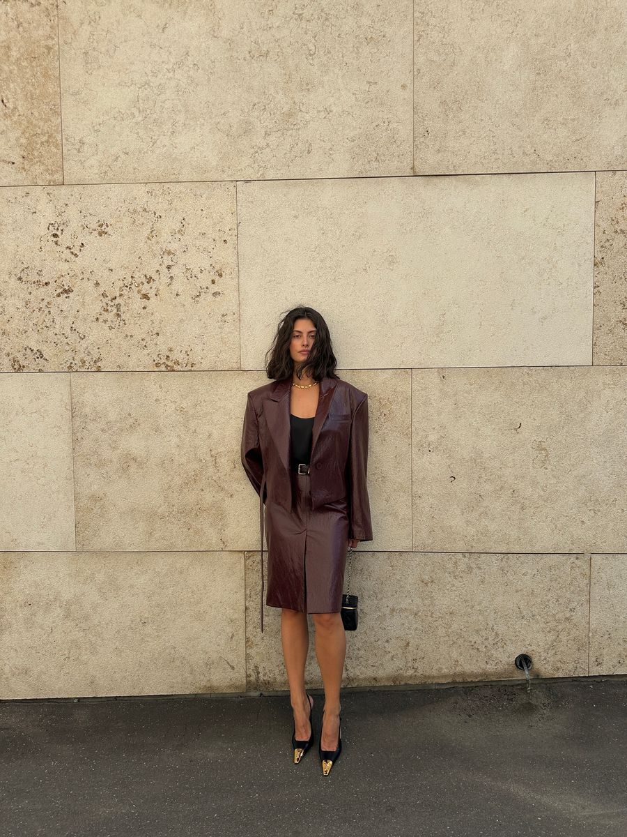 Жакет из экокожи укороченный с поясом бордовый