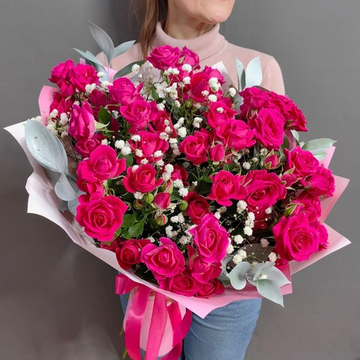 Букет из 11 кустовых роз с белыми веточками рускуса