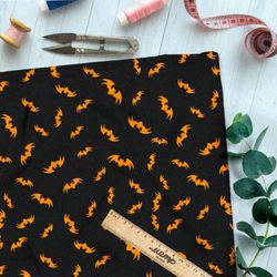 Ткань флис оранжевые летучие мыши на чёрном фоне