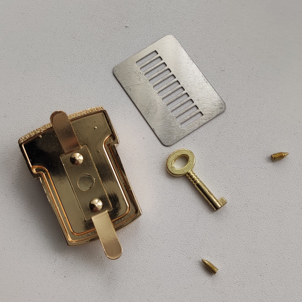 Замок-защелка портфельный на винтах 33*45 Золото