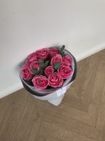 Букет из 11 роз с зеленью в оформлении