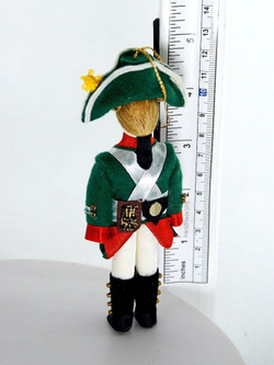 Кукла-подвеска сувенирная фарфоровая. Россия. Рядовой мушкетерского полка. 1797-1801 гг.