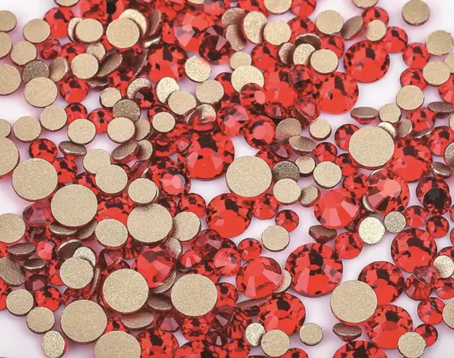 Стеклянные стразы  (размер микс) 1140шт, цвет алый