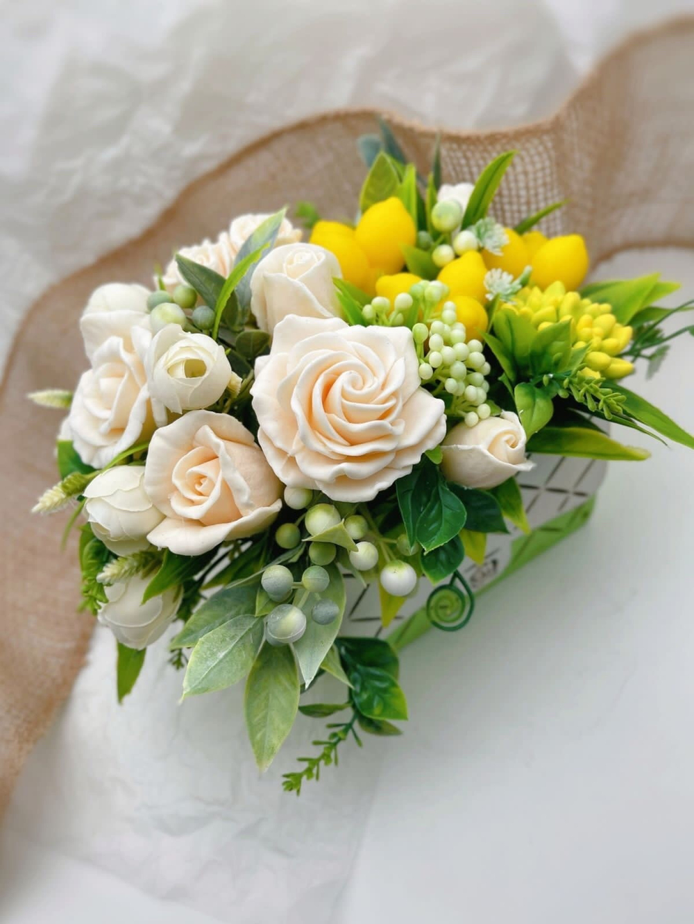 Букет «Розы и лимоны, сумочка»