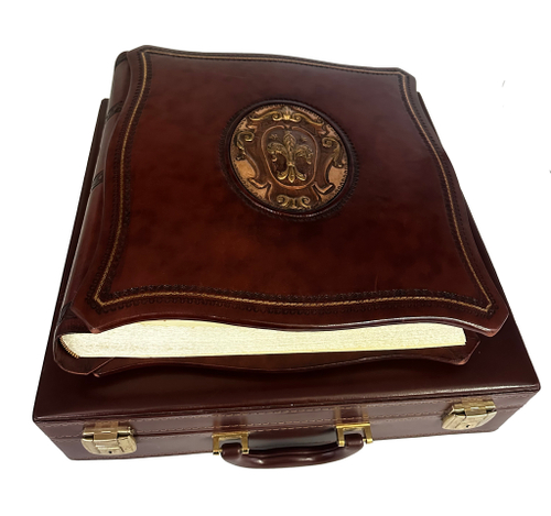 Фотоальбом из натуральной кожи в кейсе "Эксклюзив" с барельефом по центру