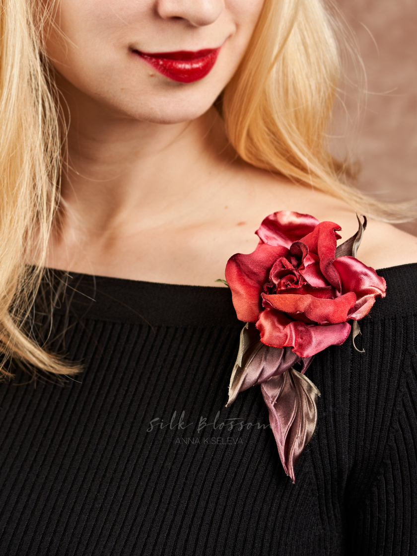 Брошь Красная бархатная Роза Лаура