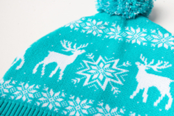 Шапка цветная с помпоном "Северные олени"