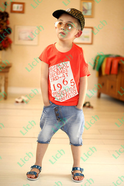 Футболка детская с надписями и вырезом на одном рукаве